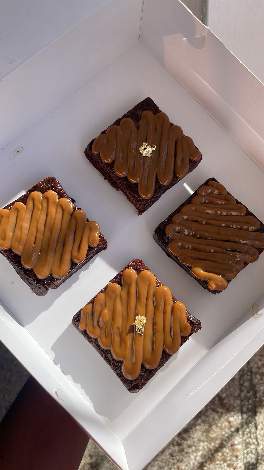 Brownies con dulce de leche y pan de oro – Emuná Sweet